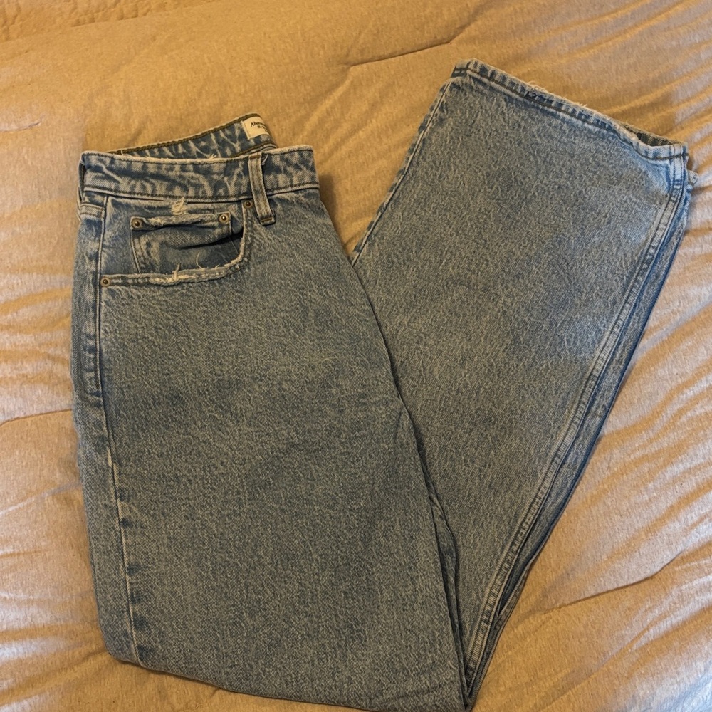 Abercrombie The 90s relaxed Jean. High Rise